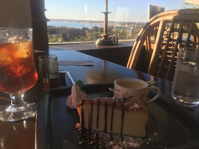 大きな窓から海が_Cafe Restaurant 風のアトリエ