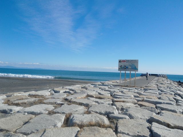 張り出した堤(先端部分が広く造られています。)_静波海岸