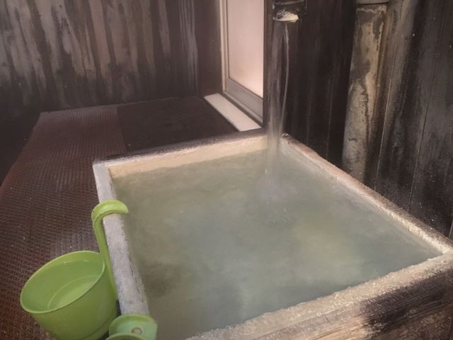 上がり湯のお湯は36くらいのぬる湯です。_日本三秘湯 谷地温泉