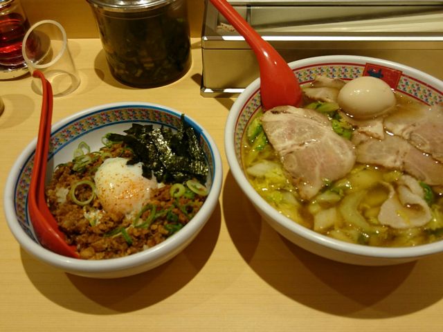 1番人気ラーメンととりそぼろ丼_ラーメンレストラン どうとんぼり神座 関西国際空港店(SOUP WITH NOODLES KAMUKURA)