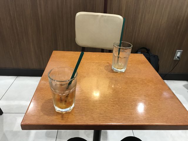 テーブルは狭いですが_タリーズコーヒー パシフィックマークス江坂店
