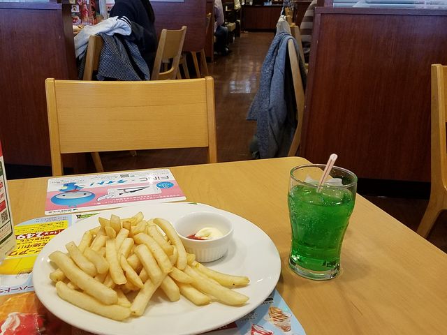 ドリンクバーとポテト_ガスト北千住駅東口店