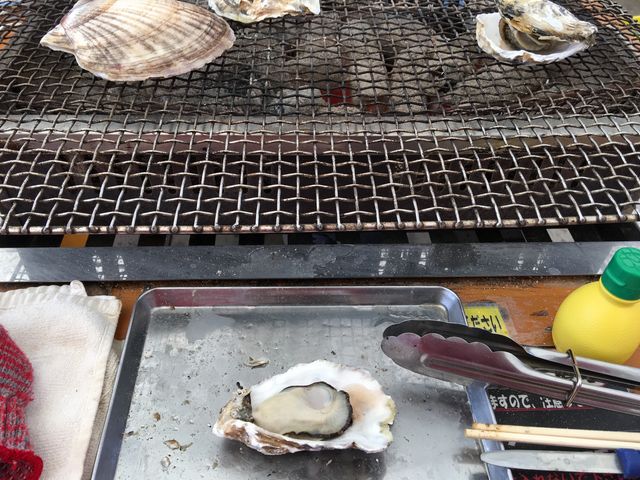 お店の調味料は醤油とポン酢が置いてあります。ポッカレモンは持参したもの。_牡蠣小屋大黒丸