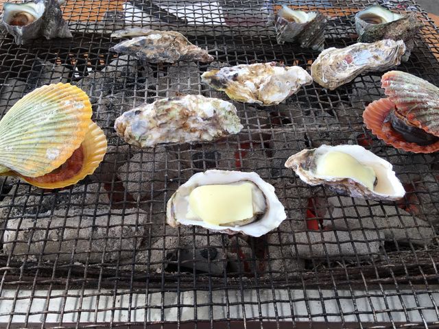 持参したチーズをのせて。_牡蠣小屋大黒丸