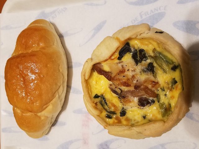 キッシュと塩バターパン_ヴィドフランスデリアンドルー 北千住店
