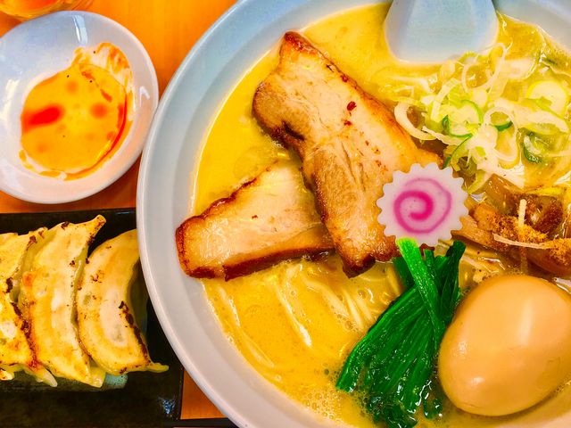 濃厚醤油ラーメンに煮卵トッピング!餃子5個も美味い!_麺や しみず