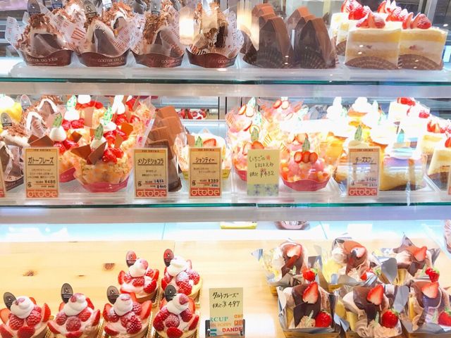 ショーケース内のケーキ
_お菓子職人 おとべ