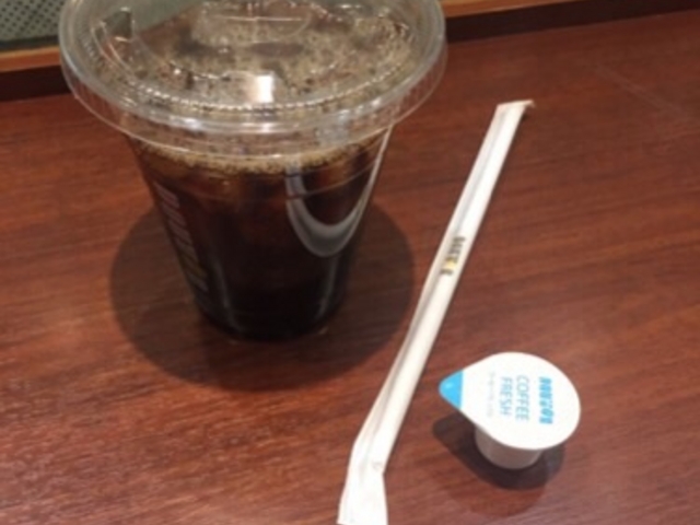 コーヒーは持ち運び用で供されます。_ドトールコーヒーショップ 新宿駅構内ルミネ店(GOURMET COFFEE DOUTOR)