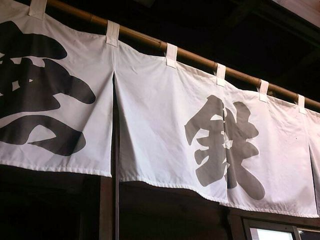 店ののれん:待ち状態も、この付近まで来ると食券が買える段階になります。_無鉄砲・本店