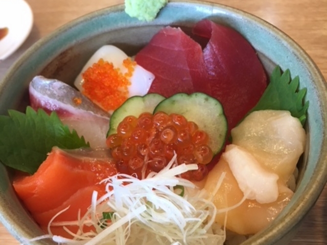 ランチの海鮮丼は種類も多く、新鮮です。_まわる鮨太助 北町店