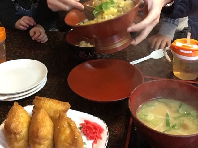 おいなりさん、親子丼、親子丼についてくるおみそ汁\(^o^)/
親子丼とおみそ汁が大きい!_ふじや食堂