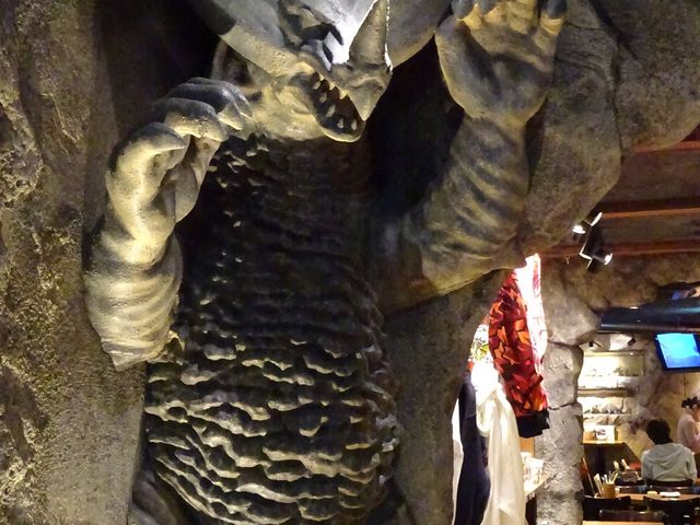 怪獣殿下がお出迎え_怪獣酒場 新橋蒸溜所