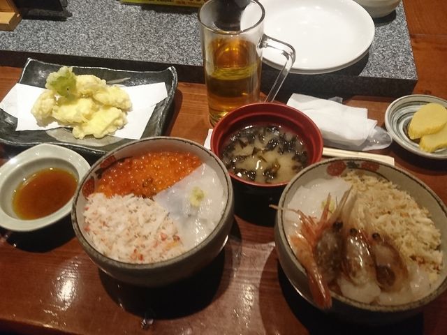 6種類+イカの中から3種類選ぶのですが函館なのでイカは外せないと2人もイカを選びました。_きくよ食堂 ベイエリア店