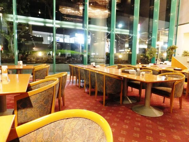 客席は広々していて、外の夜景も楽しめます。_バイキングレストラン サラフル