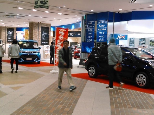 ワンフロアに多数の車展示_カラフルタウン岐阜 オートモール