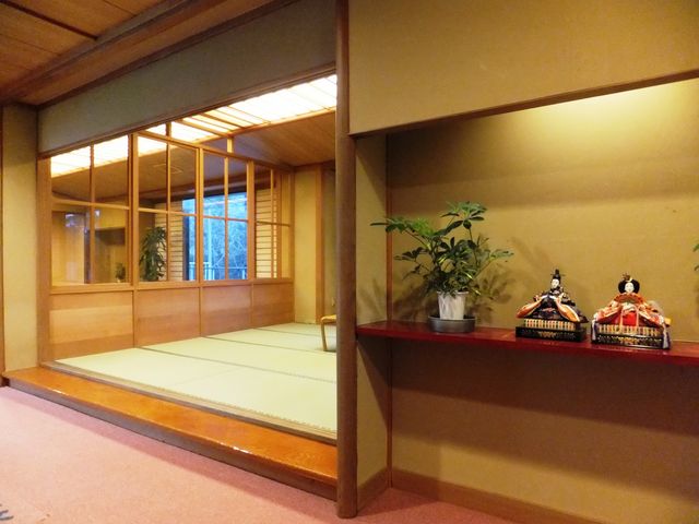 休憩室:質感の高い作りですが狭い!_榊原温泉