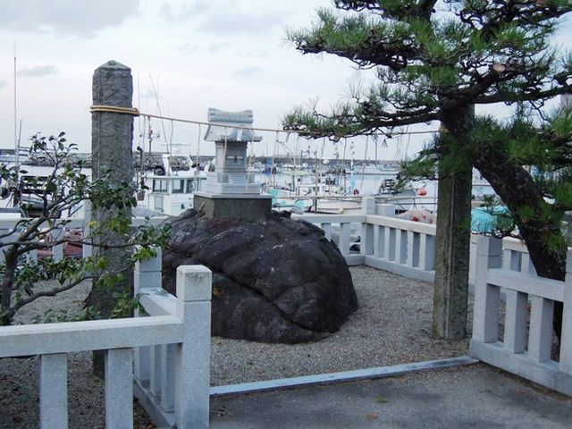 港の一角にある_後醍醐天皇お腰掛けの岩