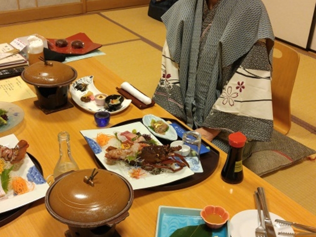 夜食、食べ切れない程の地元の新鮮な魚介類の料理_ぎょうけい館