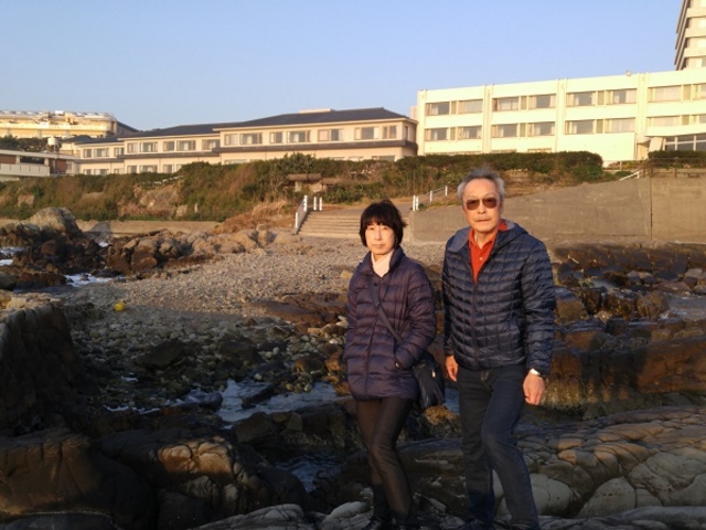 庭園から下った先の岩場から見た宿_ぎょうけい館
