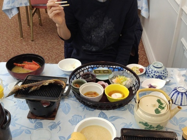 朝食、サンマの干物、とろろ、イセエビの頭で出汁を取った味噌汁などが並ぶ_ぎょうけい館
