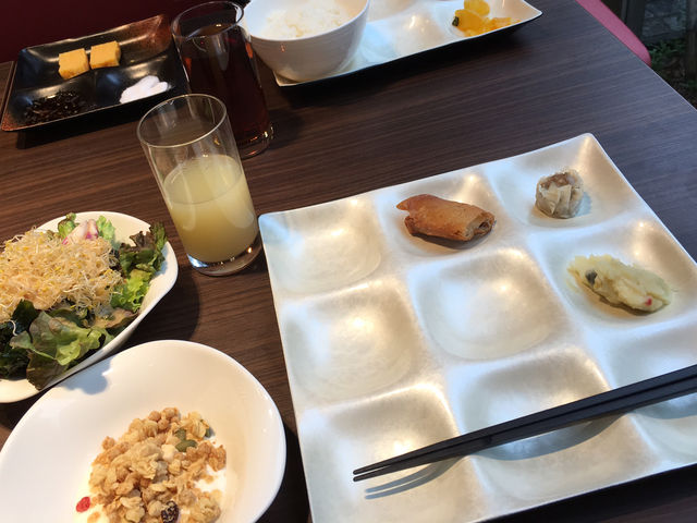 中華街に近いため、春巻きやシュウマイなどがあります。_カフェ&レストラン シルク ホテルJALシティ関内 横浜