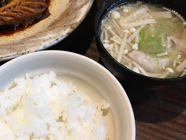 鯖の煮付け、味噌汁、白ご飯、自家製豆腐。_ろっこん 和歌山
