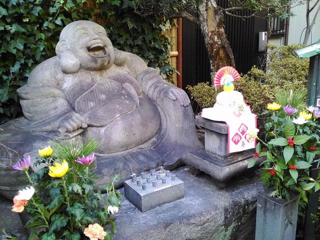 太鼓腹に満願の笑顔の布袋尊です_寿永寺