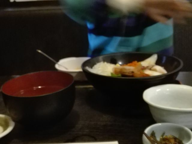お刺身大好きな子です。手前は鯛ラーメン。_海鮮どんぶり亭