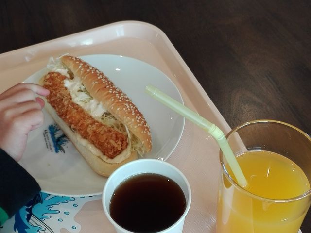 揚げたてカジキのフライが挟んであります。_大洗カジキミュージアム