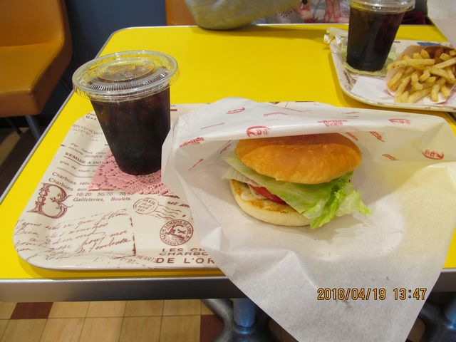 ハンバーガーとアイスコーヒー_ハンバーガーショップヒカリ
