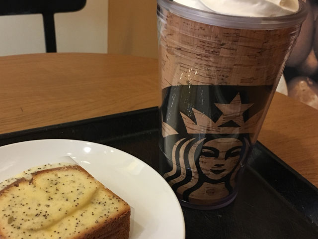 たくさん入れてくれたエクストラホイップ。_スターバックスコーヒーKUZUHAMALL店