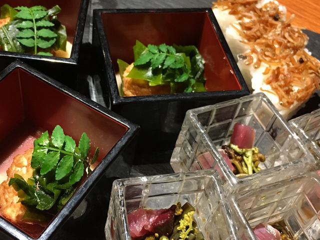 とても豪華で美味しい突き出し。_魚匠 銀平 本店