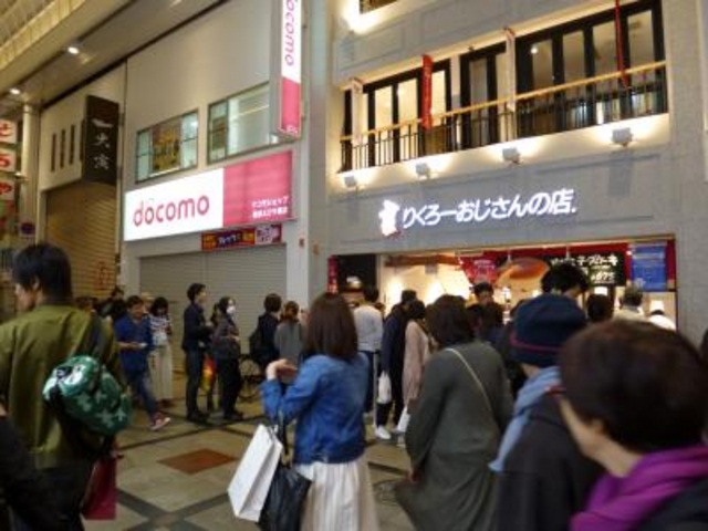 いつも賑わっています_りくろーおじさんの店 ナンバ本店