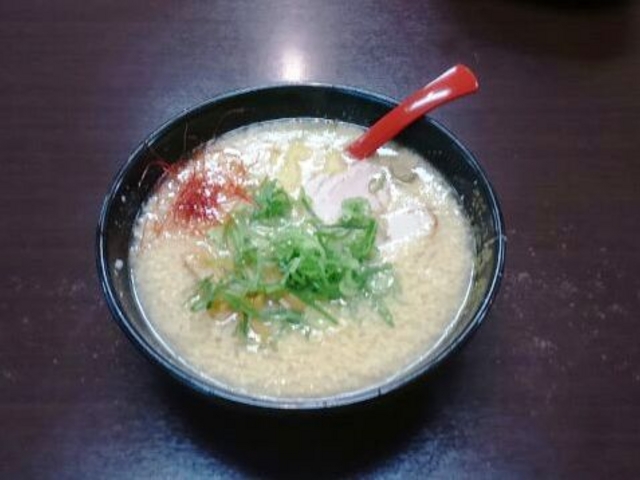 熊とんこつ:ちょっと見、スープが白湯ンか甘酒かと思う。実は背脂。_白熊 津店