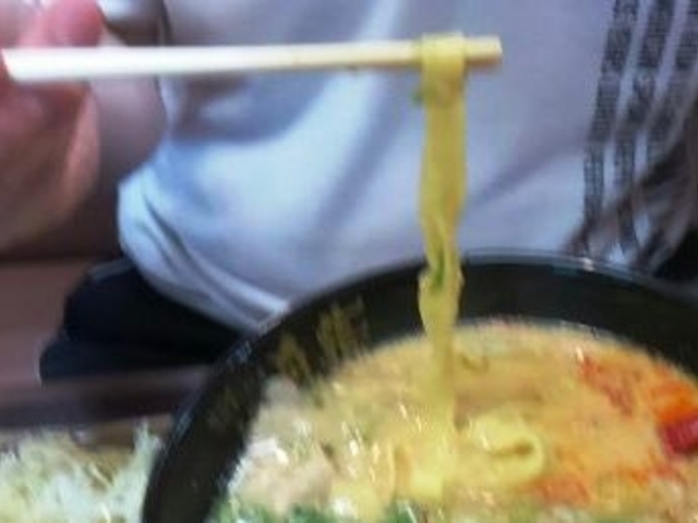 麺が、きしめんみたいに幅広。_白熊 津店