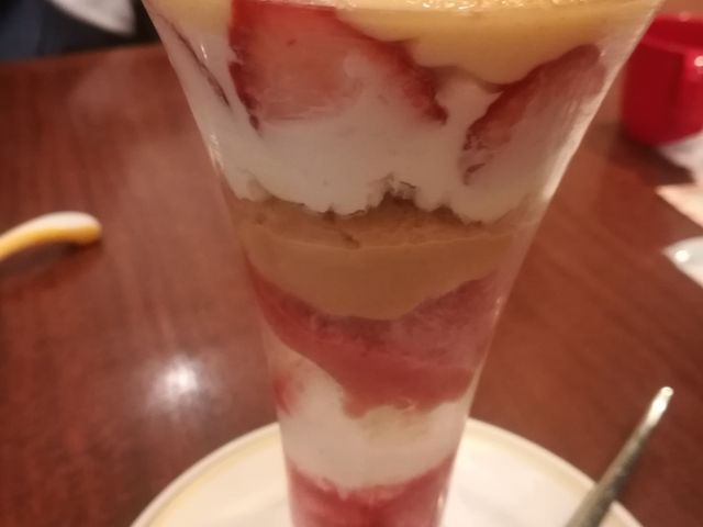 いちごパフェ_ロイヤルホスト桂店