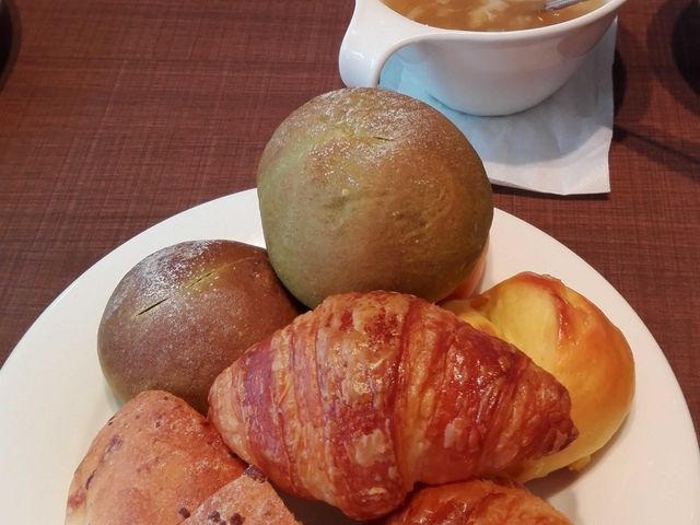 焼きたてパン_フォルクス上新庄店