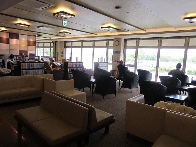 2階でもコミックが読めます_極楽湯 水戸店