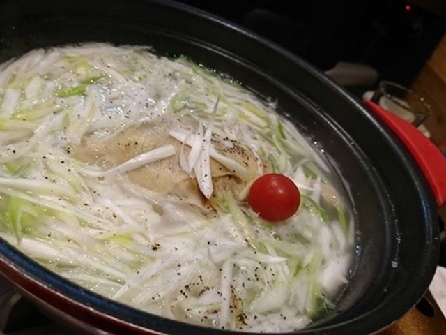 タッカンマリ(鶏丸々一羽を煮込んだ、コラーゲンがたっぷり、女性に大人気です) サムゲタンに近い。_タッカンマリとサムギョプサル 蹴作