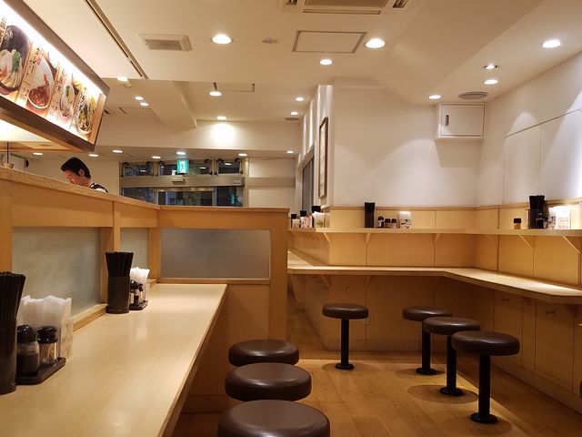 店内はガラガラ_はなまるうどん 赤坂一ツ木通り店