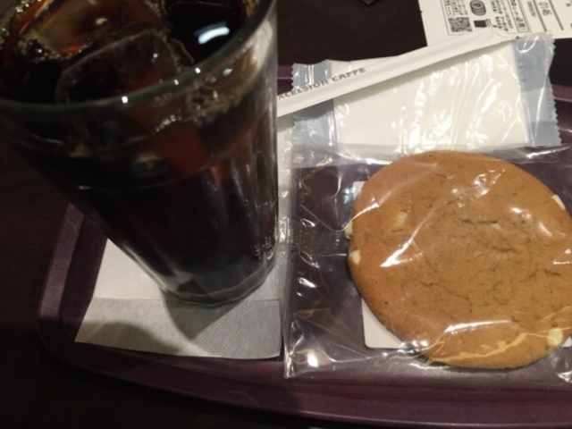 アイスコーヒーとクッキーです。_エクセルシオールカフェ ザ・ビー 赤坂見附店