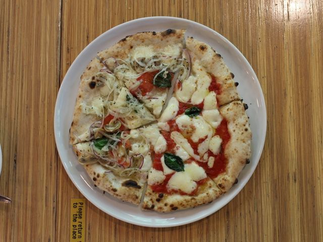 マルゲリータとたまねぎの「ハーフ&ハーフ」_富良野チーズ工房