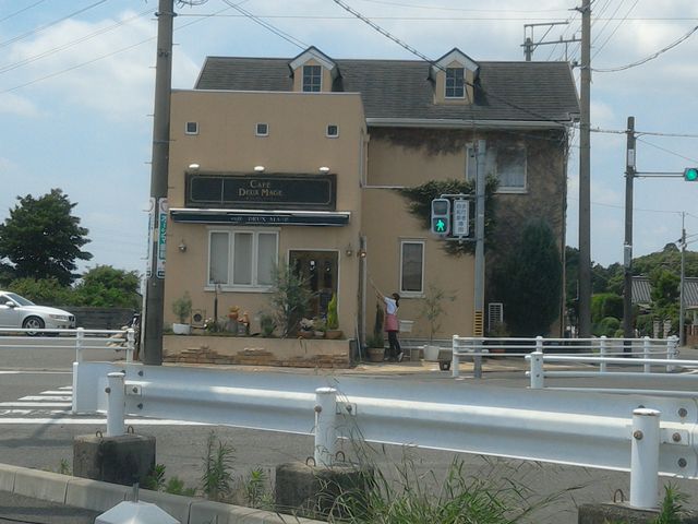 一見、ケーキ屋さんかと思う、オシャレな建物です。_カフェドゥマージュ