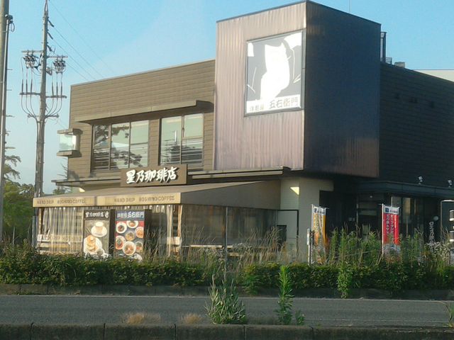 駐車場は広めですが、混んでいる時が多いです_星乃珈琲店 岐阜県庁前店