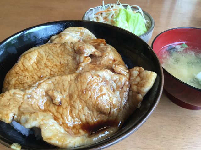 豚丼です
サラダ、味噌汁付き_源ファーム