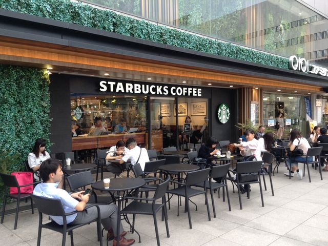 歩道橋上でオープンカフェ_スターバックス・コーヒー 松戸ボックスヒル店