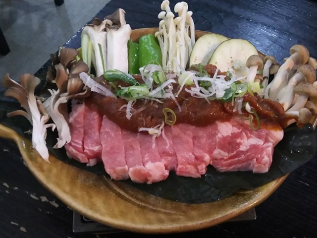 飛騨なっとく豚朴葉味噌焼_宴蔵