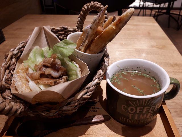 本店限定のライスバーガー。
ちょっと食べにくいけど味はとても美味しいです。_天文館むじゃき・本店