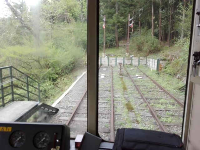 デッドエンドと思ったら切り返していく_箱根登山鉄道小涌谷駅