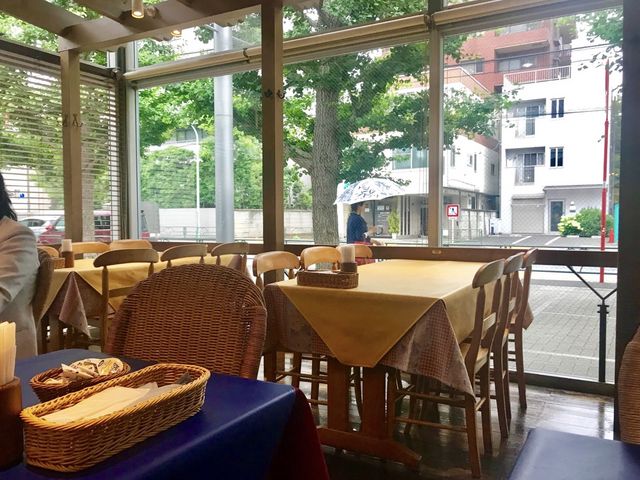 【トラットリア イタリア 文京店】通りに面したサンルーム風のテーブル_トラットリア イタリア 文京店